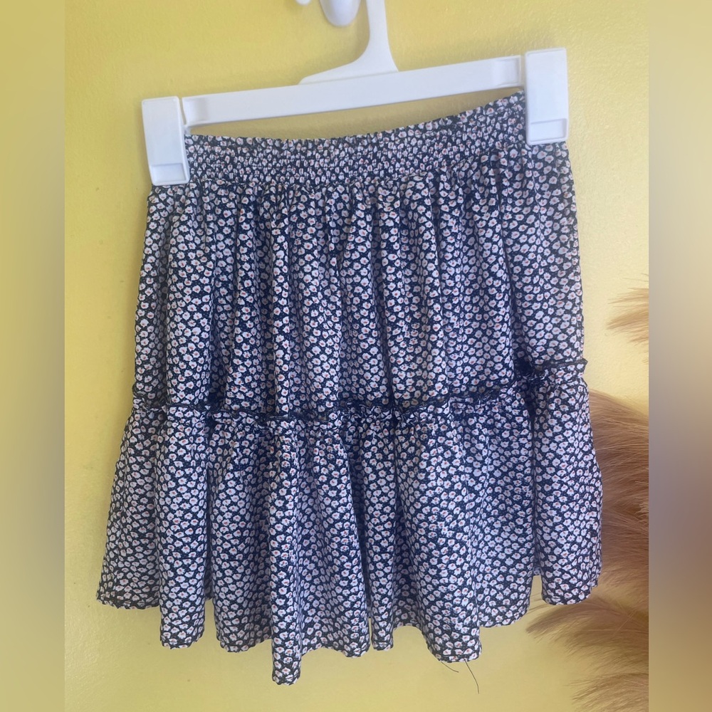☀️NWOT SHEIN Navy and White Floral Smocked Skirt
